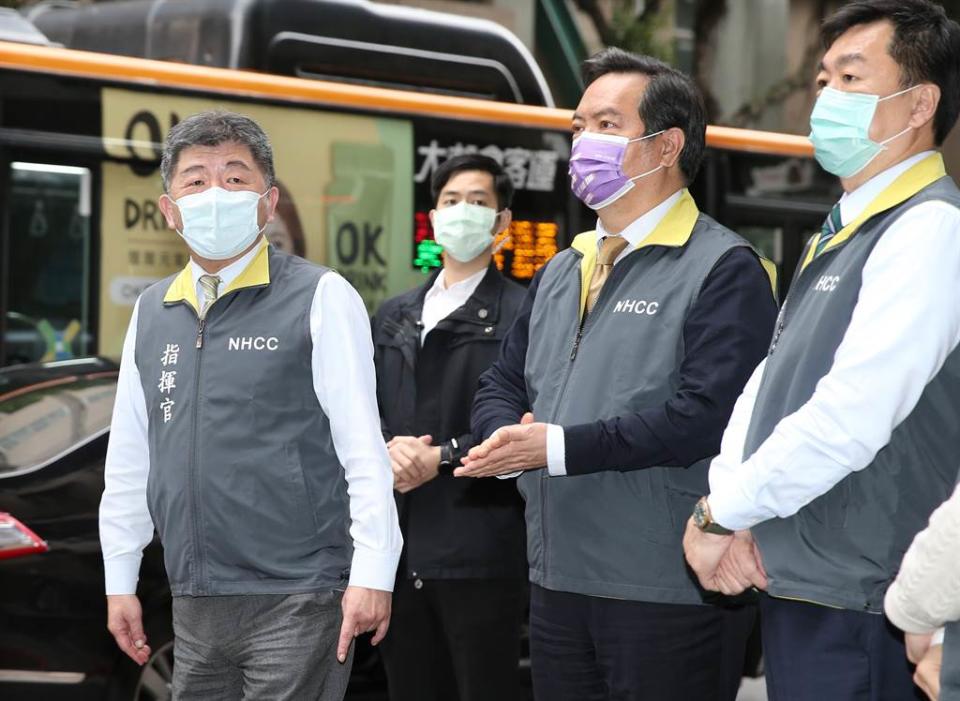 本土新冠肺炎疫情再現，中央流行疫情指揮中心指揮官陳時中（左）6日不諱言，Omicron確實已落入社區，但還需等待進一步的採檢結果出爐，才能夠研判整體威脅性。（姚志平攝）