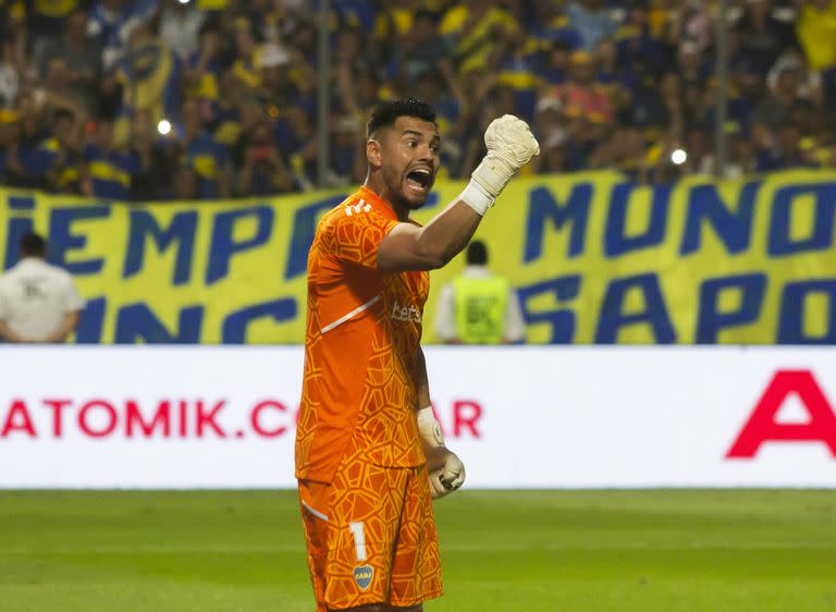 Puño en alto para Chiquito Romero, otra vez dueño de los penales en la victoria de Boca por la Copa Argentina