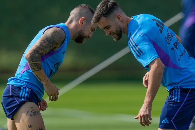 Tras la victoria ante México, Nicolás Tagliafico se entrena junto a Alejandro "Papu" Gómez.