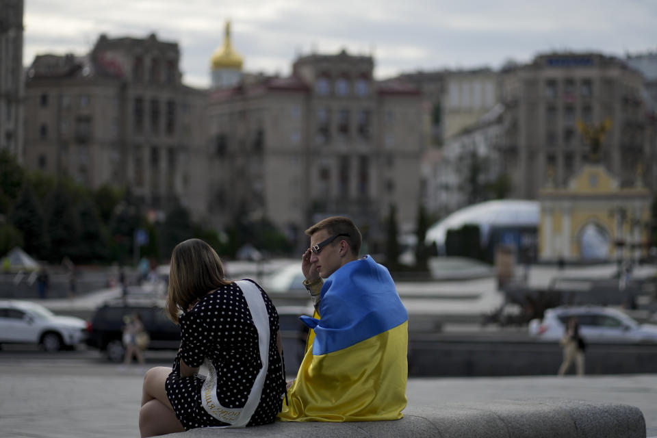 A couple talk in downtown Kyiv, Ukraine, Wednesday, May 25, 2022. (AP Photo/Natacha Pisarenko)