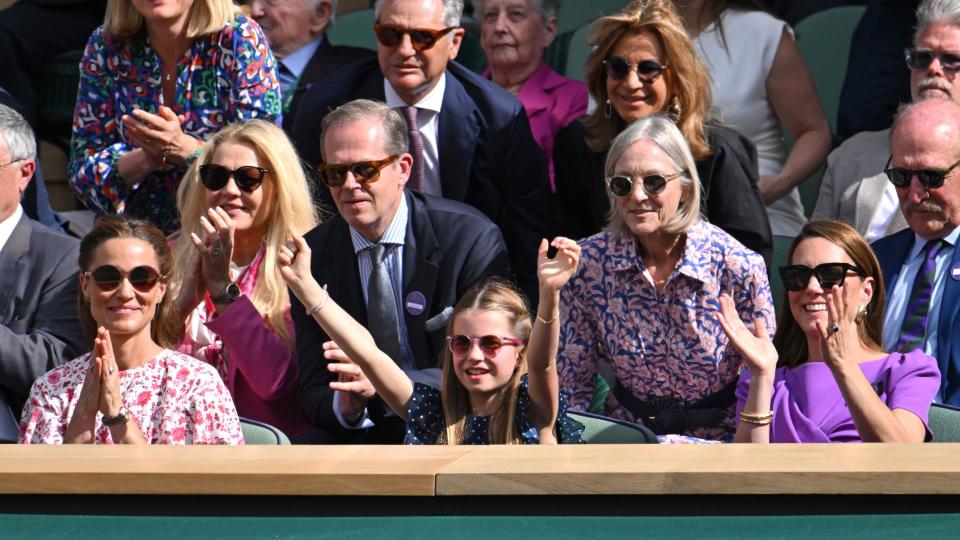 (De izq. a der.) Pippa Middleton, Stefan Edberg, la princesa Charlotte, Marjory Gengler y la princesa Kate en la final de Wimbledon