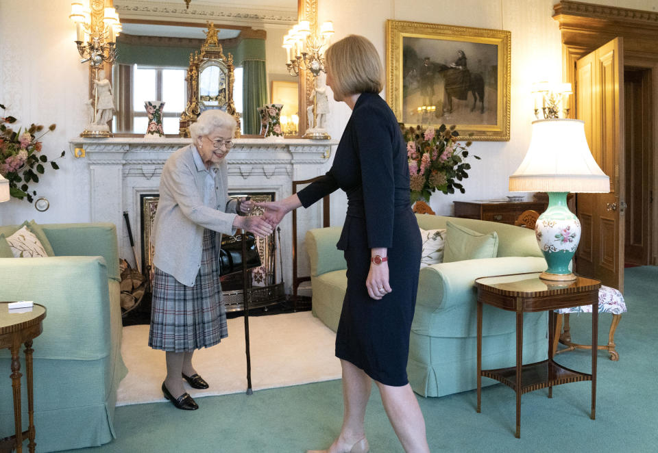 La reina da la bienvenida a Liz Truss durante una audiencia en Balmoral, Escocia, donde invitó a la recién elegida líder del Partido Conservador a convertirse en primera ministra y formar un nuevo gobierno. (PA) 