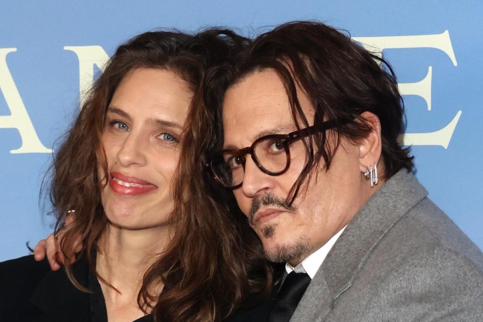 Maïwenn y Johnny Depp en el estreno de 'Jeanne du Barry' en el Reino Unido (Neil P. Mockford/Getty Images)