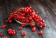 Selbst manche Früchte schmecken besser, wenn etwas Natron dazu gereicht wird: Das Pulver nimmt zum Beispiel Beeren etwas von ihrer Säure. (Bild: iStock/beats3)