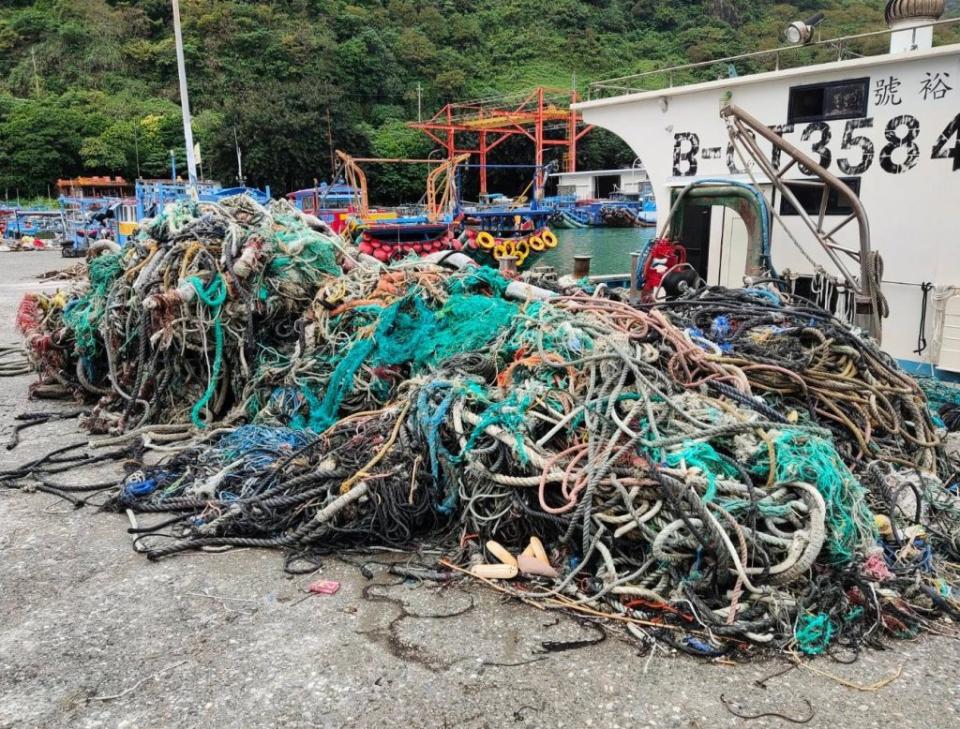 花蓮縣結合區漁會、民間團體舉辦海洋廢棄物清理活動，今年已清除1萬6千餘公斤廢棄物。 （記者林有清攝）