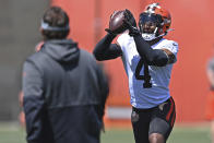 Cleveland Browns linebacker Anthony Walker Jr. (4) catches a football during an NFL football practice at the team's training facility, Thursday, June 17, 2021, in Berea, Ohio. (AP Photo/David Dermer)