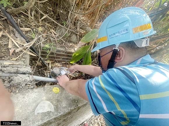 因應嚴峻水情，南市經發局節水、找水多管齊下，節水未達10%經勸導未改善，由自來水公司執行鉛封作業。（記者李嘉祥攝）