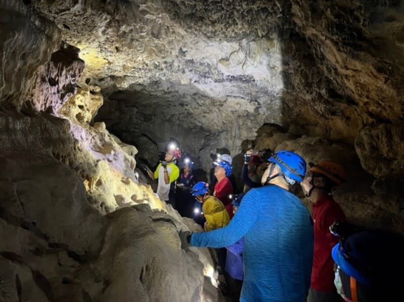 雨季將至  壽山國家自然公園5月起暫停探洞 5月初將進入24節氣「立夏」，也是每年雨季開始， 壽山國家自然公園內的猩猩洞、天雨天財洞、北峰極 樂洞、金瓜洞等4個洞穴，5月1日起至10月底停止申 請及從事探洞活動。 （國家自然公園管理處提供） 中央社記者林巧璉傳真  113年4月20日 