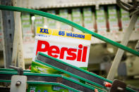 <p><b>Persil</b><br>“Wo Persil drauf steht, ist auch Persil drin!”, so lautet der Slogan des Waschmittels von Henkel. Der Name des Waschpulvers setzt sich aus den jeweils ersten drei Buchstaben der Hauptbestandteile “Perborat” und “Silikat” zusammen. Der Markenname hat allerdings international für Verwirrung gesorgt. Im Feinschmeckerland Frankreich wurde “Persil” nämlich mit Petersilie übersetzt! Heute wird das Waschmittel dort unter dem Namen “Le Chat” (der Kater) verkauft. (Bild: dpa) </p>