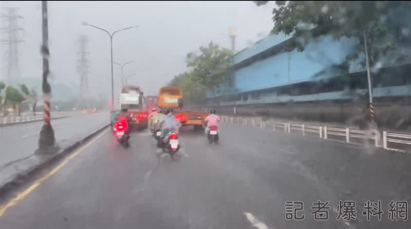 沿海路淹大水，有民眾目擊有多台機車拋錨、滑倒。（圖／翻攝自記者爆料網畫面）