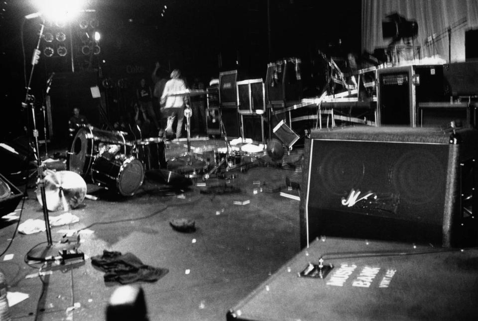 Zu Hochzeiten hinterließen Kurt Cobain und Nirvana nicht selten die Bühne in verwüstetem Zustand. Cobain warf sich häufig ins Schlagzeug, um seine vermeintliche Unverwundbarkeit zu demonstrieren. (Bild: Universal)