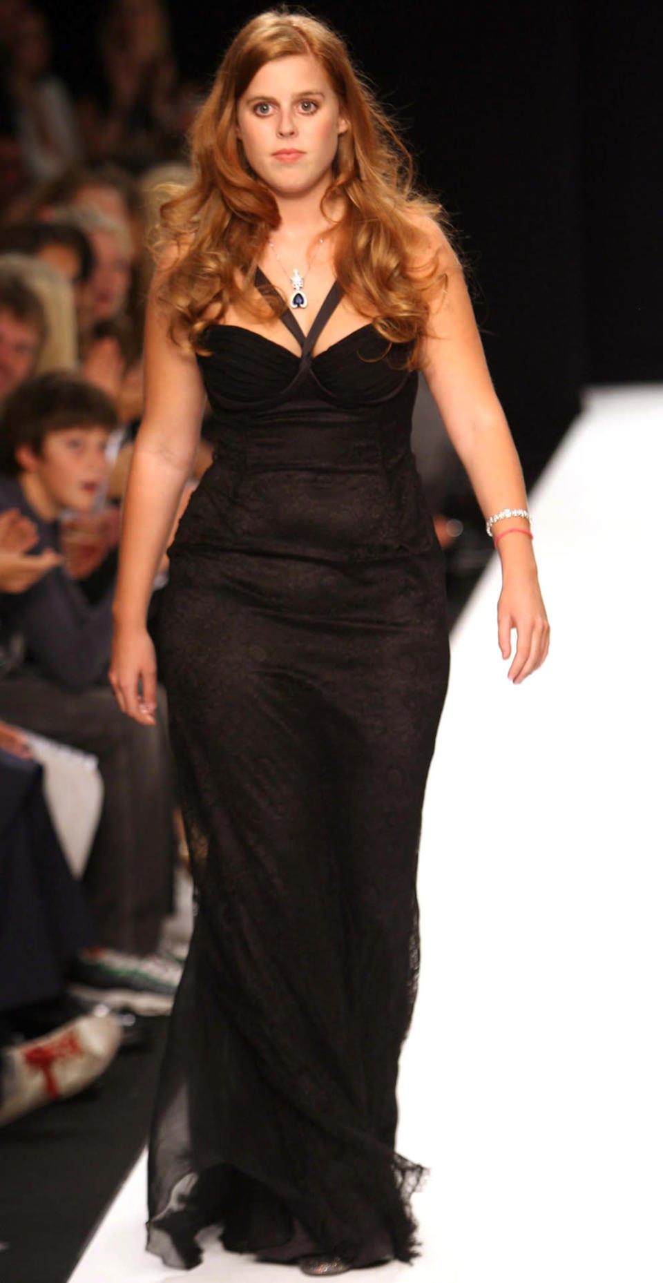 2007 mausert sich Beatrice endgültig von schüchternen Entlein zum wunderschönen Schwan. Bei der London Fashion Week darf sie sogar über den Catwalk laufen und präsentiert dabei ihr ganzes Sex-Appeal in einem schlichten, schwarzen Abendkleid.