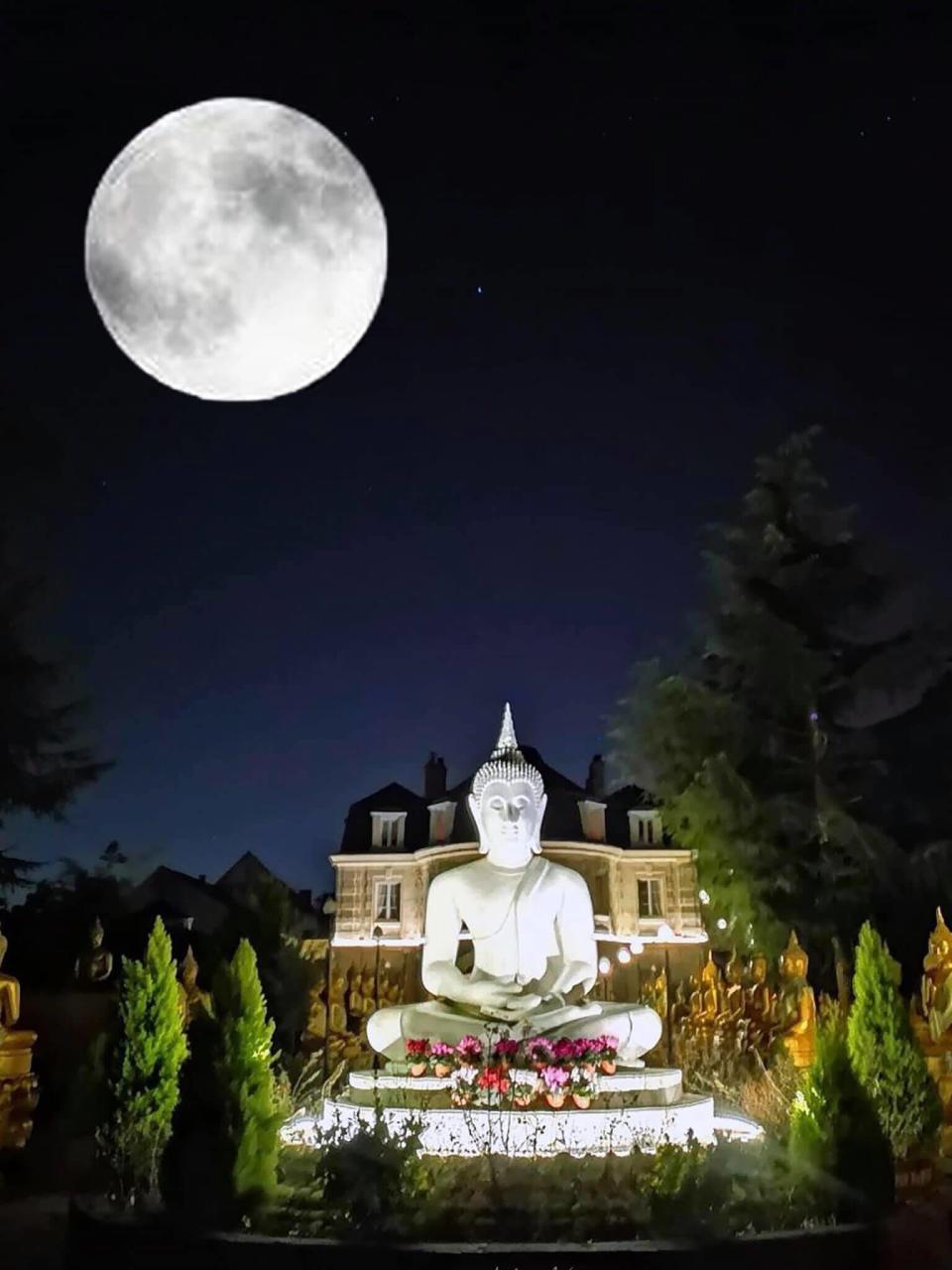 Le château de Lugny a été transformée en pagode par l’Association internationale thaï des bouddhistes en France.