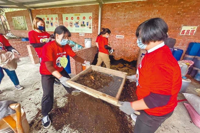 宜蘭縣員山鄉結頭份地區是麻竹筍主要產地，社區民眾將廢棄的老竹破碎後，經由過篩等多道程序作成堆肥。（李忠一攝）