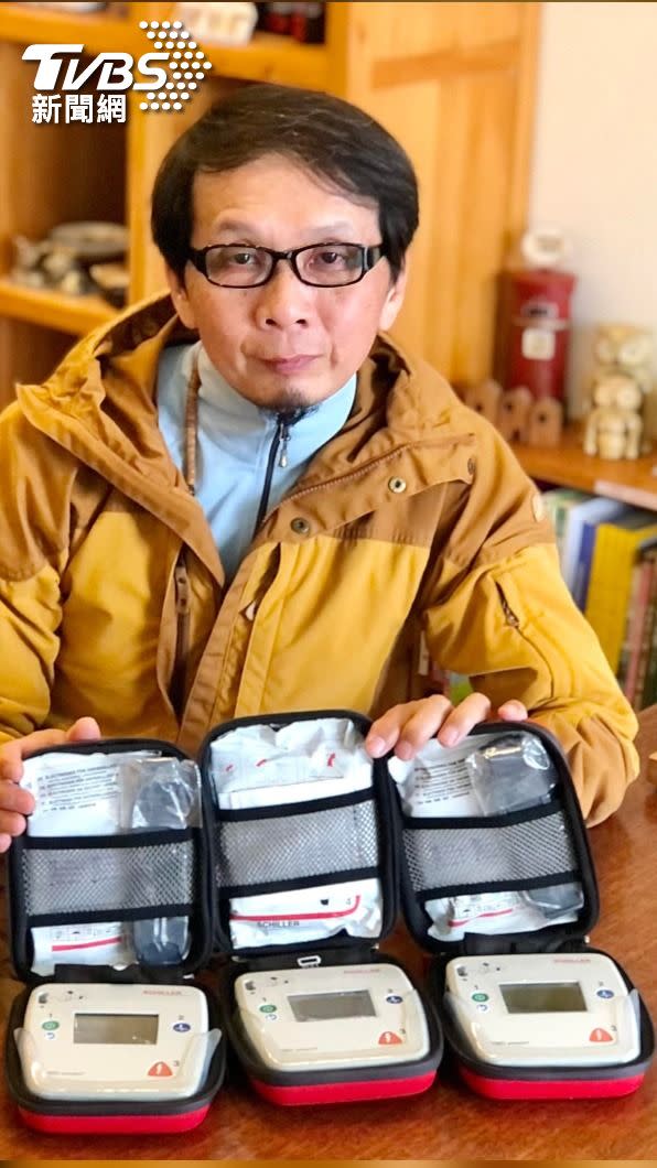 雪山和嘉明湖的照片月曆，義賣購置3台攜帶型AED，希望在高山緊急時刻，發揮救命效果。