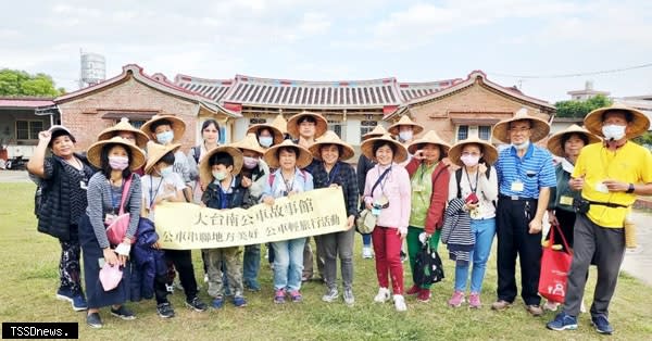 南市交通局與大臺南公車故事館合辦黃線公車輕旅行，帶領民眾至菁寮老街探訪。（記者李嘉祥攝）