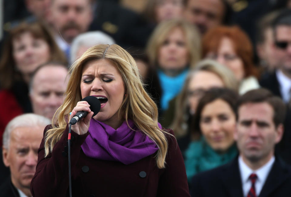 Kelly Clarkson cantando "My Country Tis of Thee" en la toma de posesión de Barack Obama el lunes 21 de enero, 2013, en Washington, DC.  