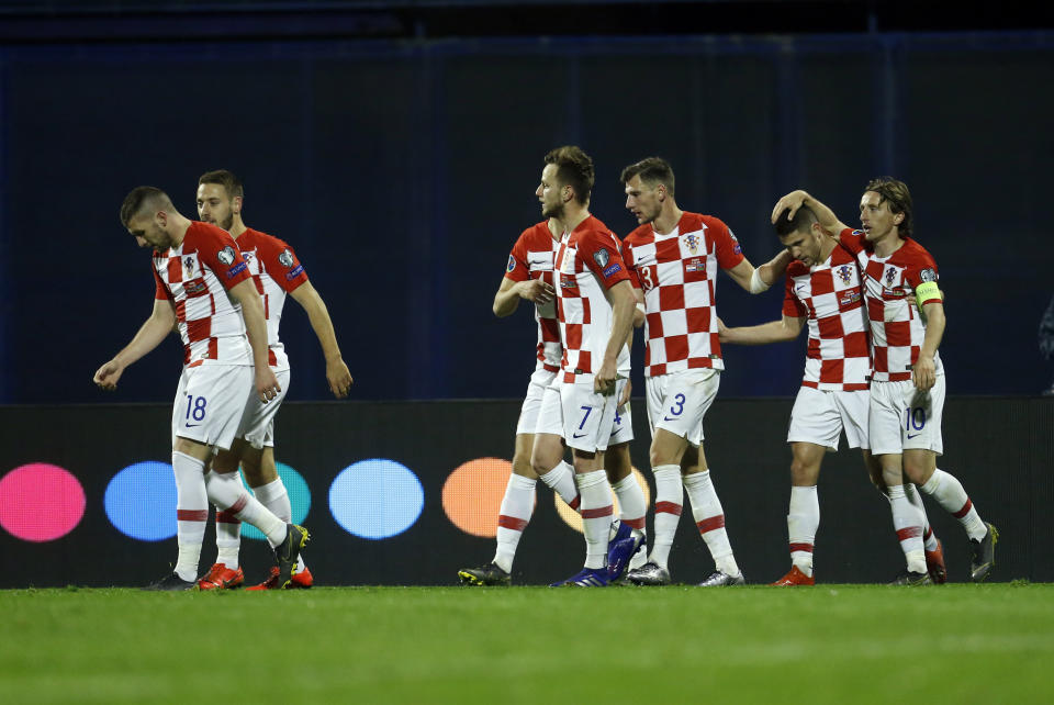 Andrej Kramaric (2do de derecha a izquierda), festeja con sus compañeros de la selección de Croacia el tanto del triunfo sobre Azerbaiyán, en un duelo de la eliminatoria para la Eurocopa, el jueves 21 de marzo de 2019, en Zagreb (AP Foto/Darko Bandic)