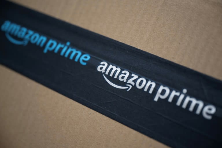 Le logo de l'entreprise de e-commerce Amazon sur un colis, à Manta, en Italie, le 29 mars 2024 (MARCO BERTORELLO)