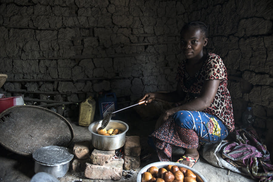 A mother whose sons contracted sleeping sickness in the village of Isangi makes&nbsp;doughnuts in her kitchen. (Photo: Neil Brandvold/DNDi)