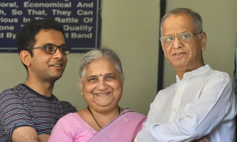 Narayana Murthy, a la derecha, con su mujer, Sudha, y su hijo Rohan, haciendo cola para votar en las elecciones de 2019.