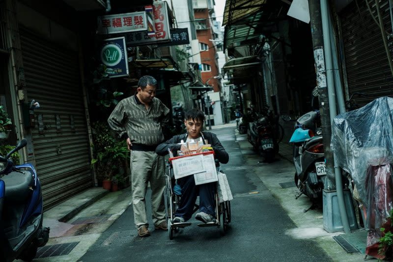 鄭人碩（圖右）在本屆雄影開幕片《親愛的殺手》中飾演身障者。（高雄電影節提供）