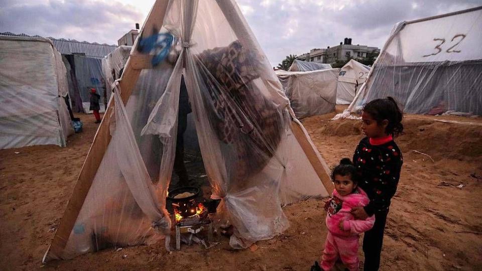 Niños frente a una carpa de plástico