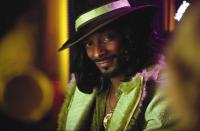 Ja ja, natürlich wussten Sie, dass Snoop Dogg in "Starsky & Hutch" (2004, Bild) als Huggy Bear aufgetreten ist. Aber wussten Sie auch, dass der Rapper noch mehr Filme mit seiner Anwesenheit beehrte? In der Komödie "Soul Plane" beispielsweise spielte er einen Piloten, im Horrorfilm "Bones - Der Tod ist erst der Anfang" einen rachsüchtigen Geist und in "Training Day" einen Drogendealer. For Shizzle! (Bild: Buena Vista)