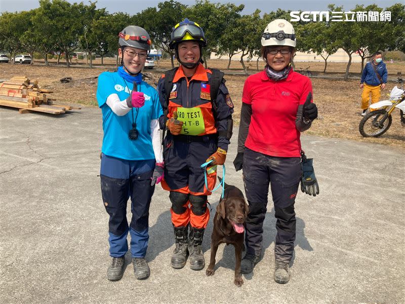 搜救犬隊通過測驗面露燦笑。（圖／翻攝畫面）