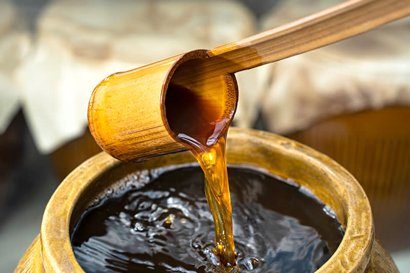 古法釀製清澈醬油，圖片由于釀醬油提供