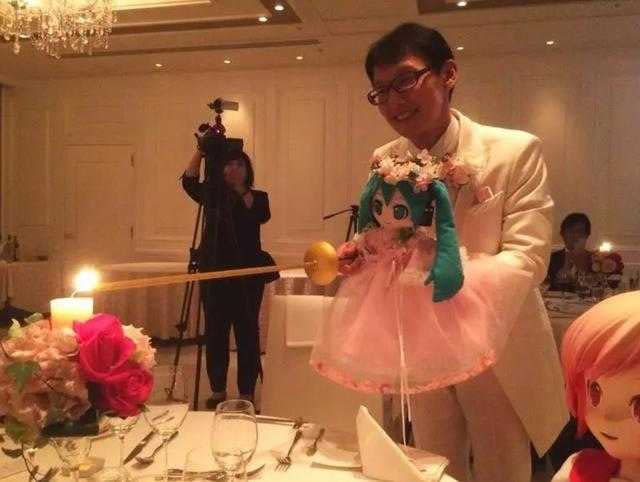 一名日本男子近藤顯彥堪稱是全世界最愛初音未來的人，他的家中不但有著大量初音的周邊商品，還因為在2018年11月花費200萬與初音「結婚」。（圖／翻攝宅宅新聞）