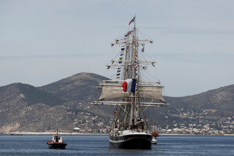 El velero Belem parte con la llama olímpica de Grecia para los Juegos de París, desde el puerto de El Pireo, Grecia