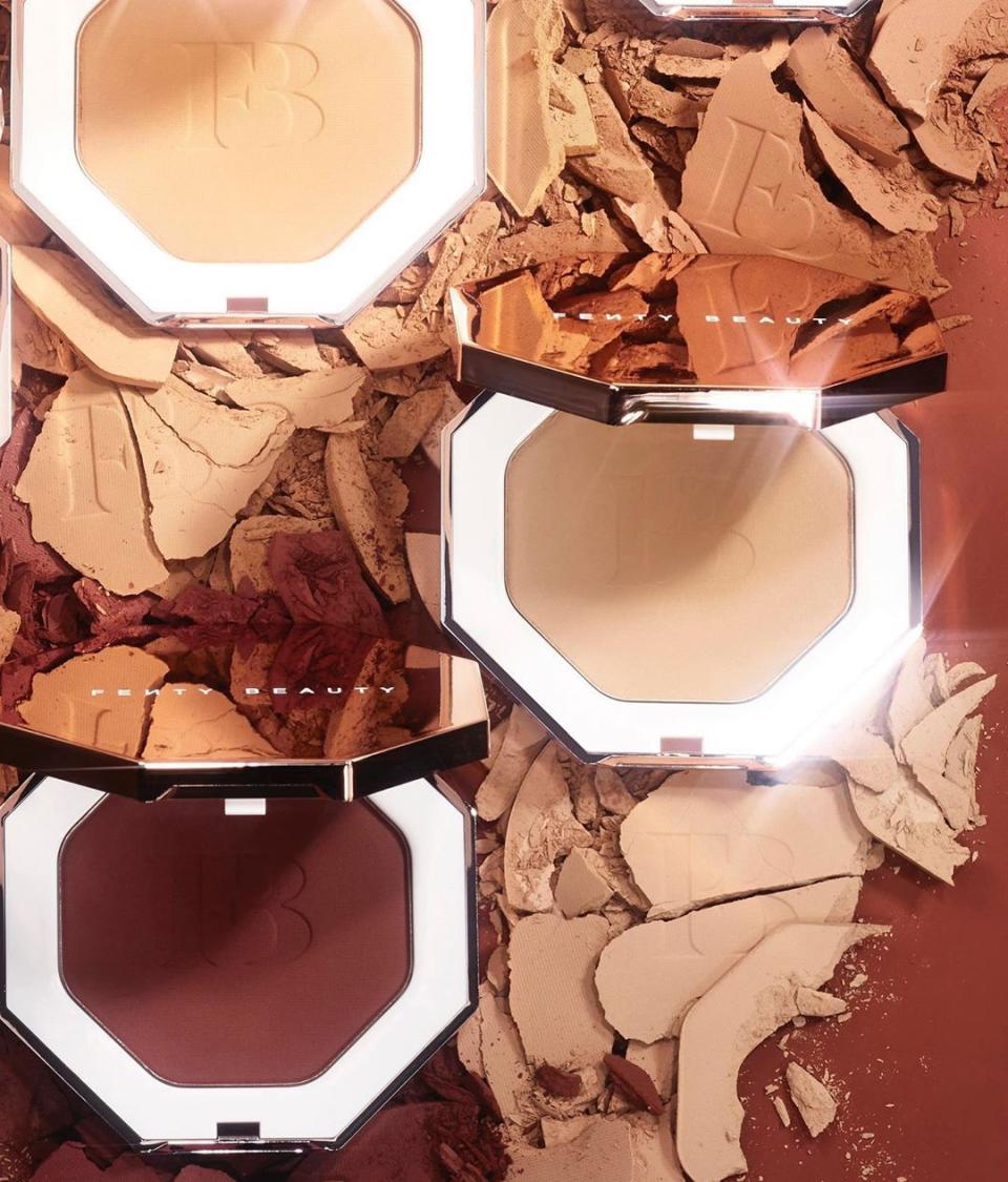 <h3>Rihanna X Fenty Beauty X Sun Stalk'r Bronzers</h3><p>Fenty Beauty 2019年新推出的Sun Stalk'r Instant Warmth Bronzer（30美元，約台幣952），細緻粉末為肌膚帶來霧面柔和的古銅色澤，供有八種色調，讓不同膚色皆能找到吻合的夏日光采！<br>同時推出兩款新刷具 - <a href="https://www.fentybeauty.com/sun-stalkr-bronzer-essentials/custom-set-with-cheek-hugging-bronzer-brush/sun-stalkr-bronzer-essentials-with-cheek-brush.html" rel="nofollow noopener" target="_blank" data-ylk="slk:Cheek-Hugging Bronzer Brush;elm:context_link;itc:0;sec:content-canvas" class="link ">Cheek-Hugging Bronzer Brush</a>（36美元，約台幣1,145）以及<a href="https://www.fentybeauty.com/sun-stalkr-bronzer-essentials/custom-set-with-sculpting-bronzer-brush/sun-stalkr-bronzer-essentials-with-sculpting-brush.html" rel="nofollow noopener" target="_blank" data-ylk="slk:Bronzer Brush;elm:context_link;itc:0;sec:content-canvas" class="link ">Bronzer Brush</a>（34美元，約台幣1,080）。<strong><br><br>Info>>></strong></p><p><a href="https://www.fentybeauty.com/collections/sun-stalkr" rel="nofollow noopener" target="_blank" data-ylk="slk:SUN STALK'R Instant Warmth Bronzer;elm:context_link;itc:0;sec:content-canvas" class="link ">SUN STALK'R Instant Warmth Bronzer</a></p><cite>＠FentyBeauty - Instagram</cite>