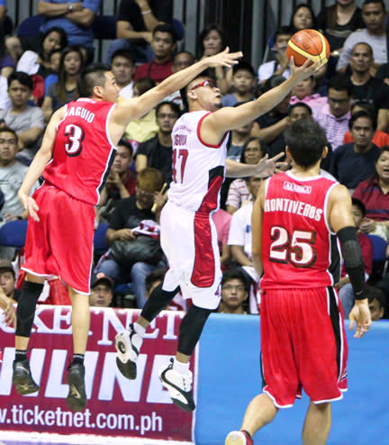 Mark Caguioa slips past Cyrus Baguio. (PBA Images)