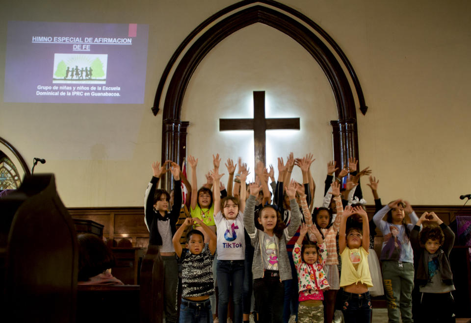 Niños cantan en la Iglesia Presbiteriana Reformada durante la visita del secretario general del Consejo Mundial de Iglesias, Jerry Pillay, en La Habana, Cuba, el domingo 17 de diciembre de 2023. (Foto AP/Ismael Francisco)