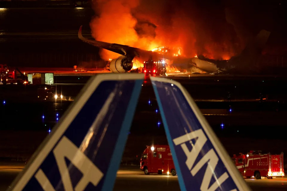一架日本航空班機2日降落在日本羽田機場時疑似擦撞海上保安廳的飛機，隨後在跑道上起火燃燒。（路透社）
