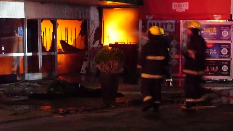  El incendio se originó en la panadería de la Tienda Inglesa en la madrugada del sábado