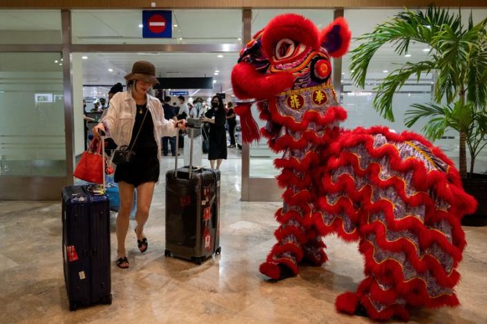 Travelers from China arrive in Philippines