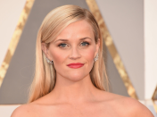 Para las caras triangulares, como la de Reese Witherspoon, nada funciona mejor que marcar el arco de la ceja. También puedes elegir una forma redondeada, pero debes evitar las cejas rectas. (Foto: Jason Merritt / Getty Images)