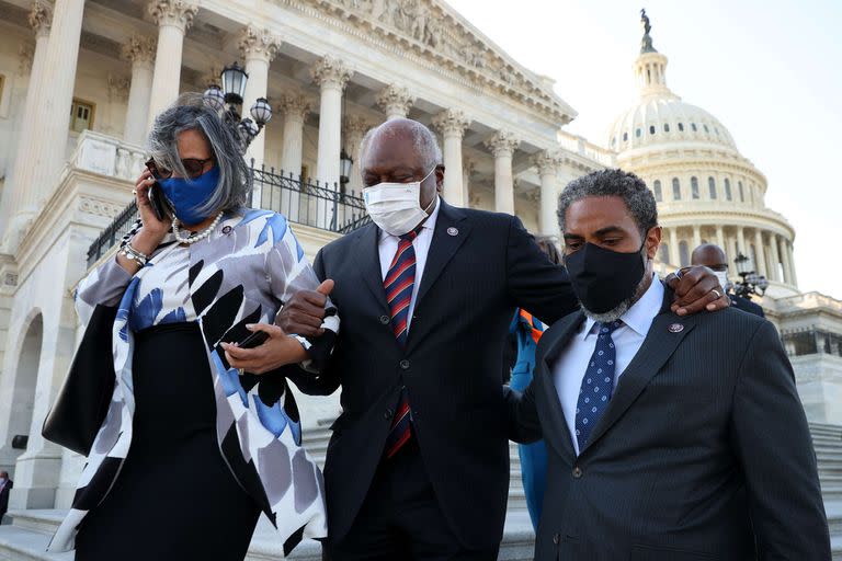 Los miembros del Caucus Negro del Congreso, incluido el representante (de izquierda a derecha) Robin Kelly, James Clyburn y el representante Steven Horsford caminan del brazo hacia un conferencia de prensa fuera del Capitolio, tras el veredicto en el juicio por asesinato de Derick Chauvin