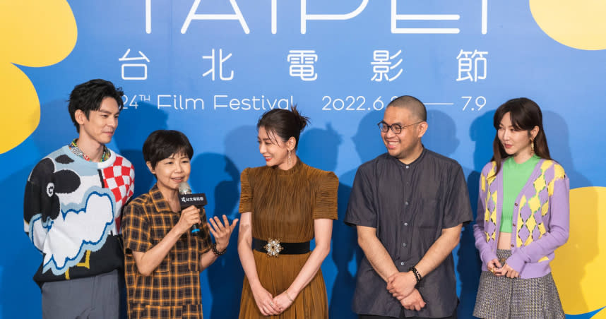 演員林柏宏(左起）、導演陳慧翎、演員賈靜雯、導演李俊宏、演員曾莞婷出席台北電影節世界首映。（圖／Netflix提供）