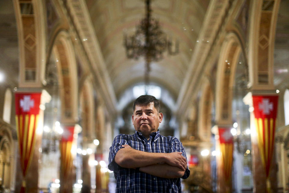 En esta imagen, tomada el 16 de abril de 2018, Jaime Concha posa en el interior de la iglesia La Merced, en Santiago, Chile. Concha dijo que tenía 12 años cuando el hermano marista Abel Pérez lo violó durante un campamento scout en la década de 1970. Durante ese tiempo cayó enfermo y Pérez, que era su cuidador, le dio agua de hierbas con licor. (AP Foto/Esteban Félix)