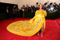 <p>Mucho más sonado fue el vestido amarillo con el que Rihanna barrió literalmente la alfombra roja en 2015. Fue diseñado por Guo Pei. (Foto: Gtres). </p>