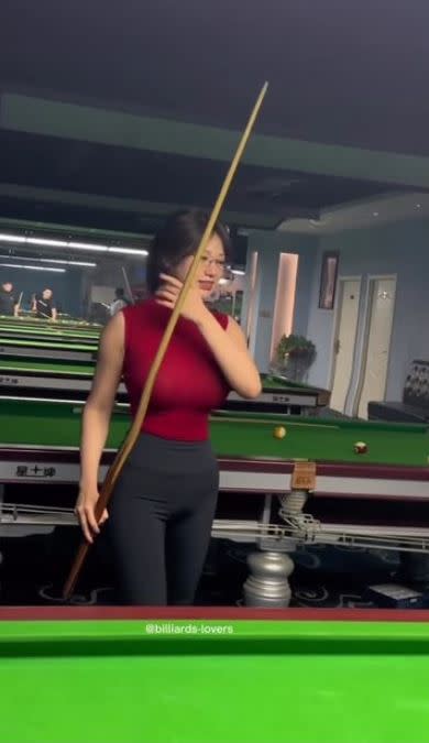 仔細一看，球桿的確有「彎曲」的狀況。（圖／翻攝自Instagram／billiards_lovers）