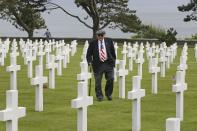 El veterano Sam Focer, de 78 años, de Atlanta, Georgia, y quien luchó en la Caballería Armada No 11 recorre el Cementerio Estadounidense de Normandía, memorial de la Segunda Guerra Mundial, ubicado en Colleville-sur-Mer, Francia. AP Photo/Remy de la Mauviniere