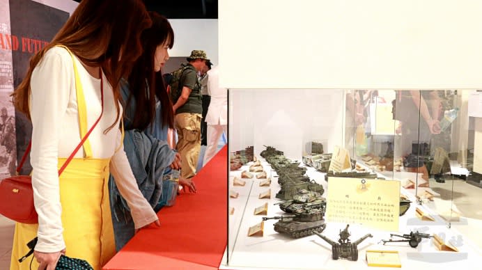 在陸戰隊隊史館內透過精緻模型呈現陸戰隊使用現役與退役的各式武器裝備，吸引參觀民眾觀看。（軍聞社記者吳柏毅攝）