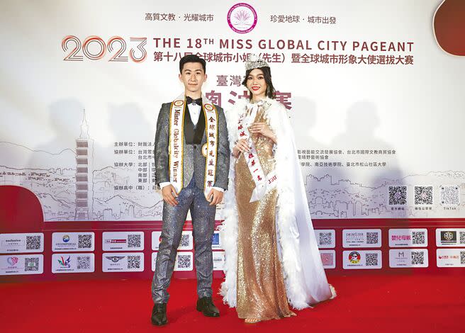 許依宸（右）、余果分別獲得本屆全球城市小姐、先生冠軍殊榮。（陳俊吉攝）
