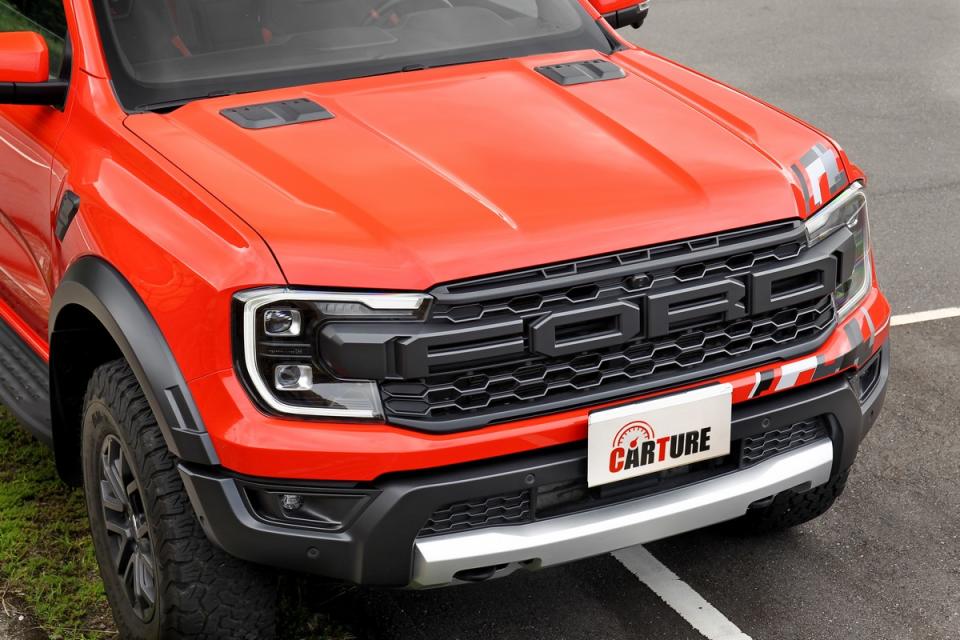 水箱護罩厚實的Ford字樣與引擎蓋飾蓋，讓Ranger Raptor擁有懾人的氣勢。