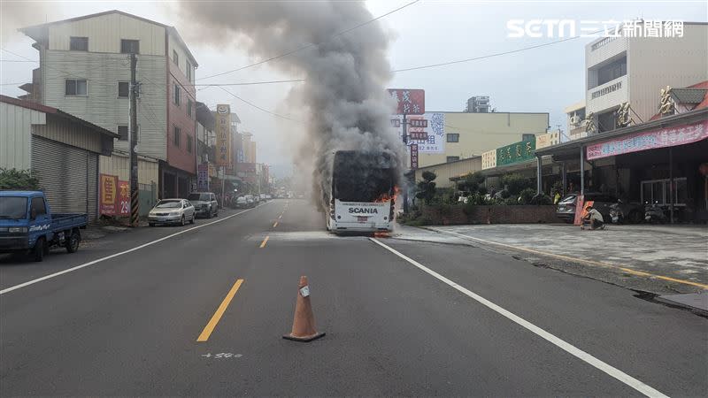 南投鹿谷一輛遊覽車發生火燒車。（圖／翻攝畫面）