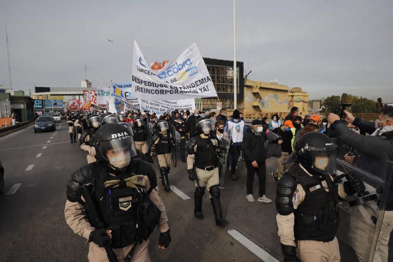 Organizaciones sociales cortaron el puente Pueyrredón y marchas hacia la 9 de Julio